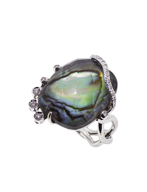 Gold ring with pearl and diamonds