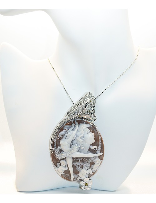 Dancer gold pendant with cameo and diamonds