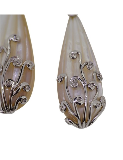 Orecchini in oro bianco con madreperla e brillanti