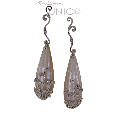 Orecchini in oro bianco con madreperla e brillanti Orecchini in oro bianco con madreperla e brillanti