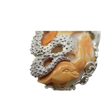 Ciondolo in oro bianco con incisione su conghiglia e brillanti
