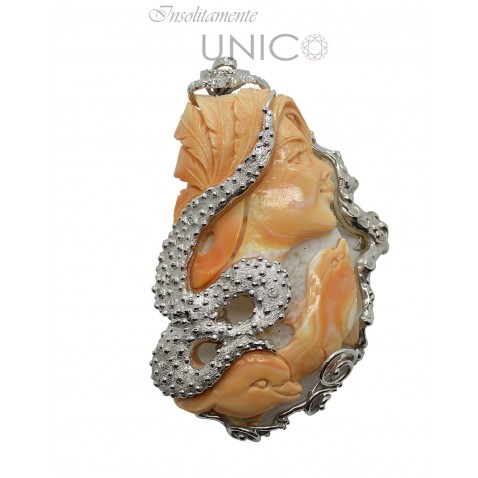 Ciondolo in oro bianco con incisione su conghiglia e brillanti Ciondolo in oro bianco con incisione su conghiglia e brillanti