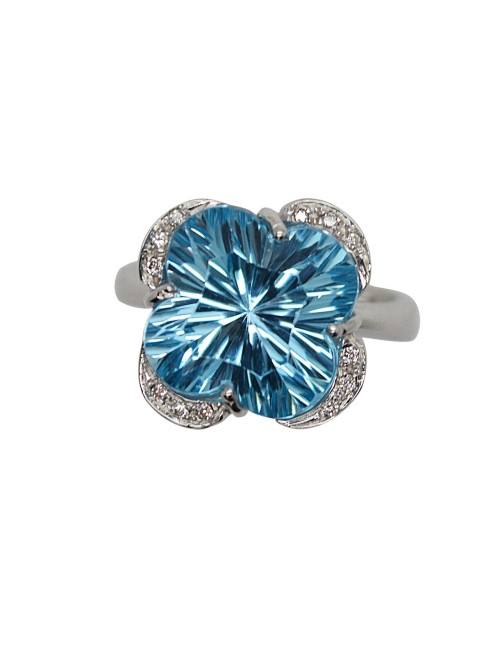 Anello in oro bianco con topazio azzurro e brillanti