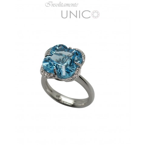 Anello in oro bianco con topazio azzurro e brillanti Anello in oro bianco con topazio azzurro e brillanti