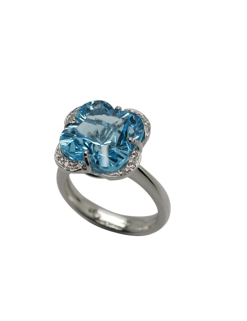Anello in oro bianco con topazio azzurro e brillanti