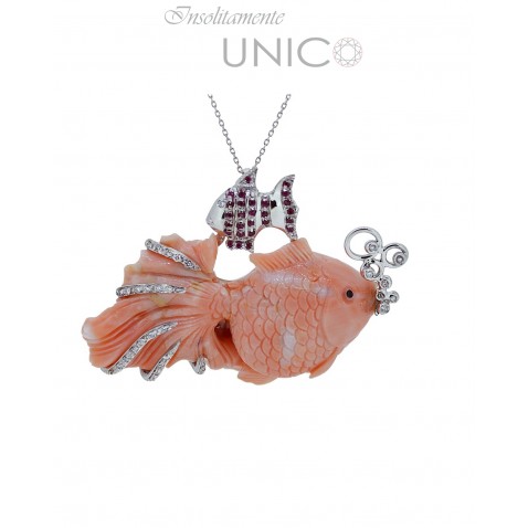 Ciondolo in oro bianco con corallo rosa, rubini ct 0,16 e briollanti Ciondolo in oro bianco con corallo rosa, rubini ct 0,16 e briollanti