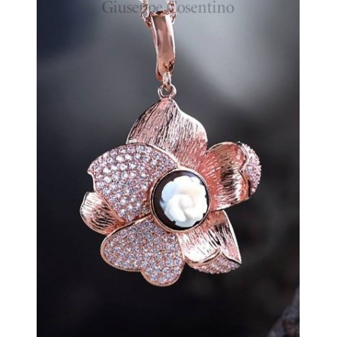 Italian cameo, pendant flower with cameo