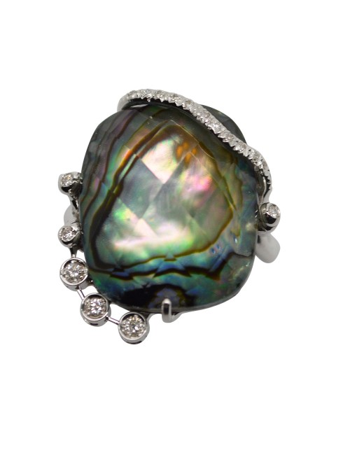 Gold ring with pearl and diamonds